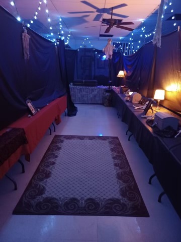 Portable escape game room with lights, props and tables